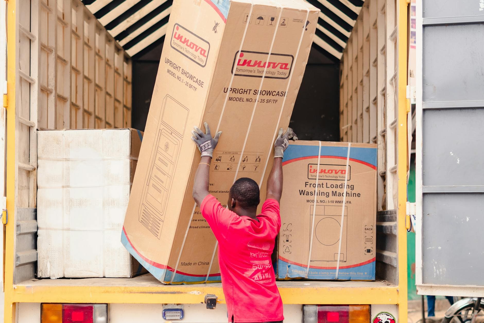 Cartons de déménagement empilés devant un camion utilitaire