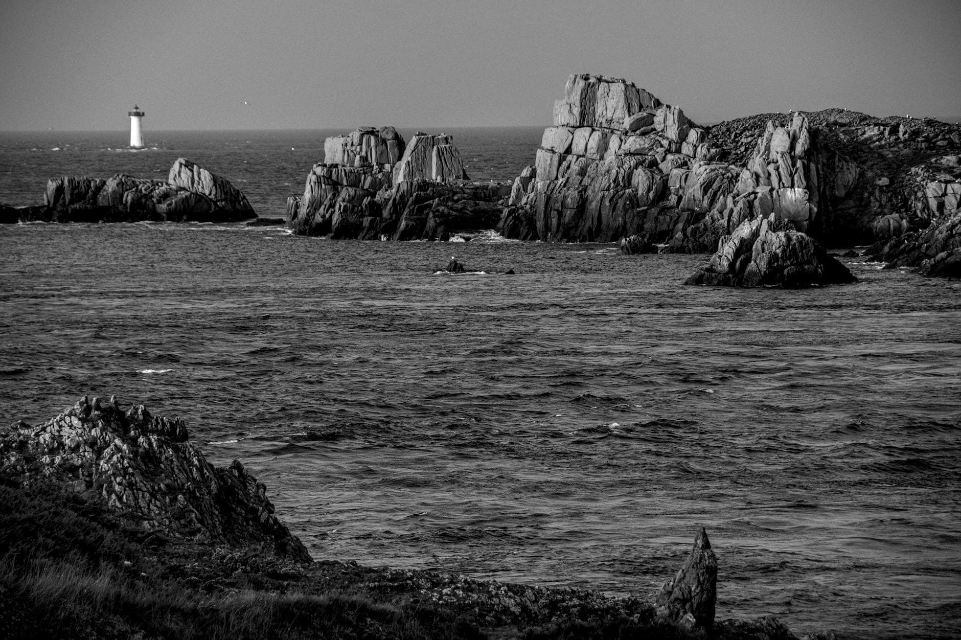Côte bretonne du pays de Brest avec phare et paysage maritime
