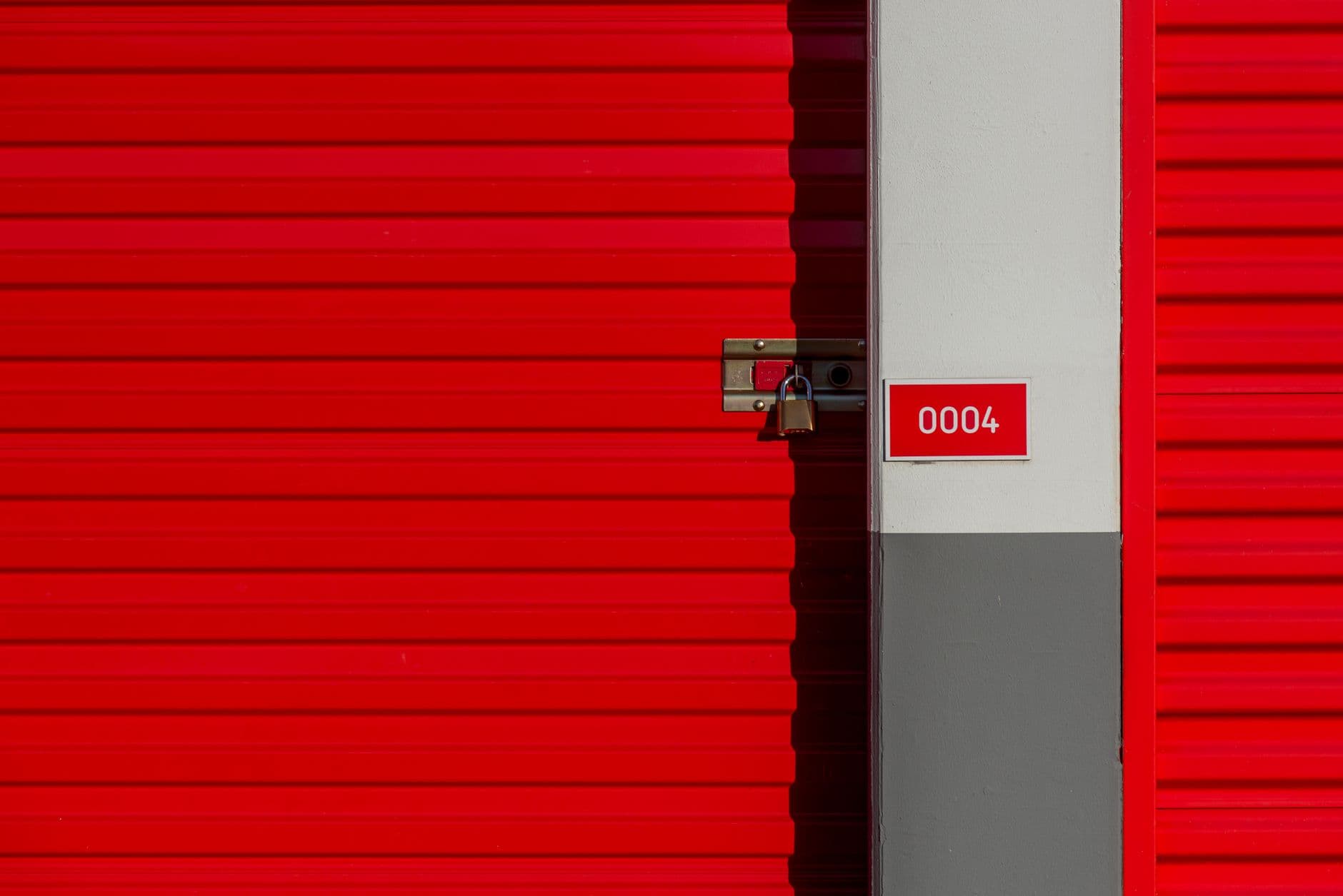 Box de stockage vide avec porte ouverte dans un centre de garde-meuble
