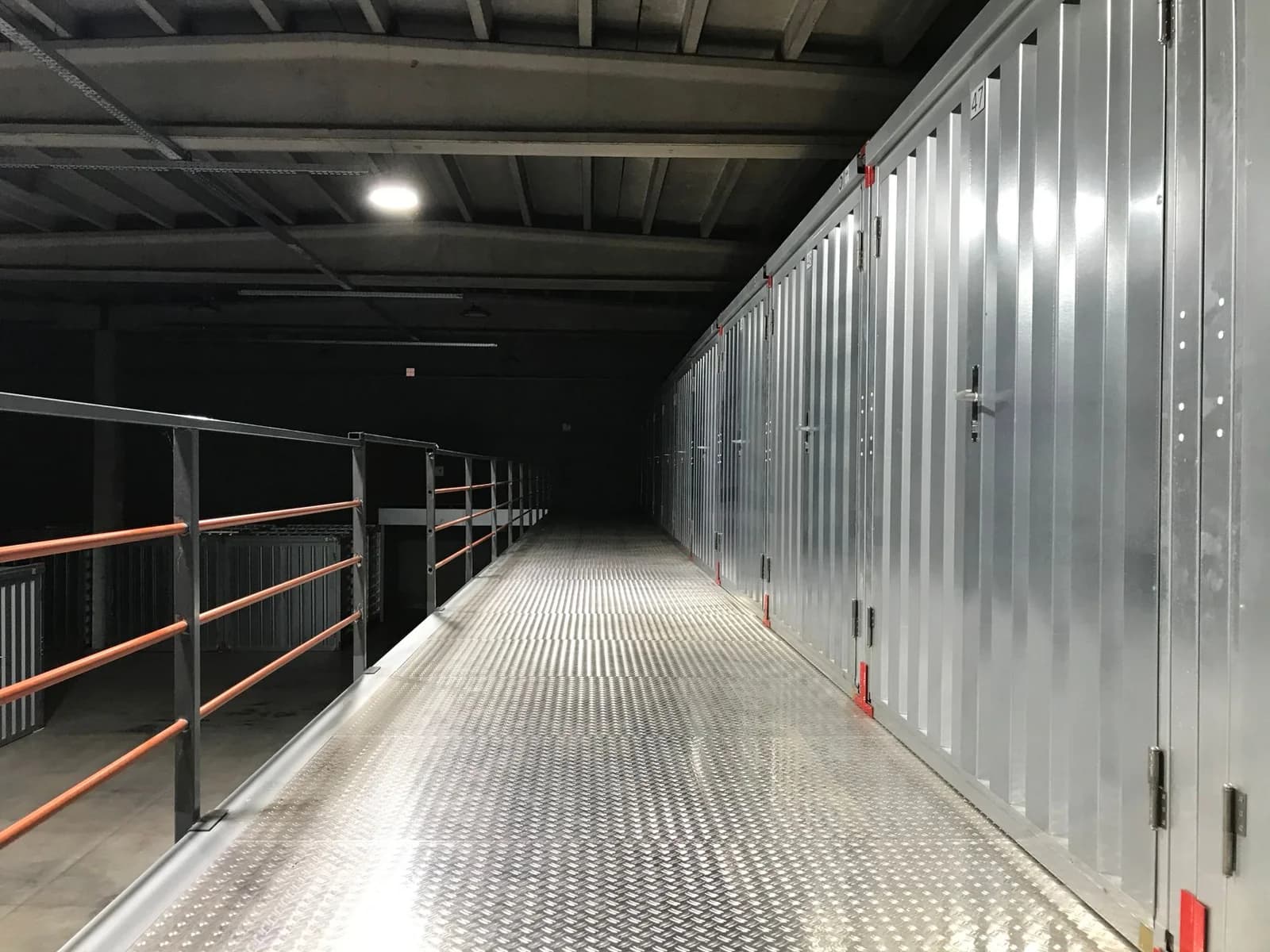 Couloir de box de stockage avec portes métalliques et éclairage LED, garde-meuble Guipavas
