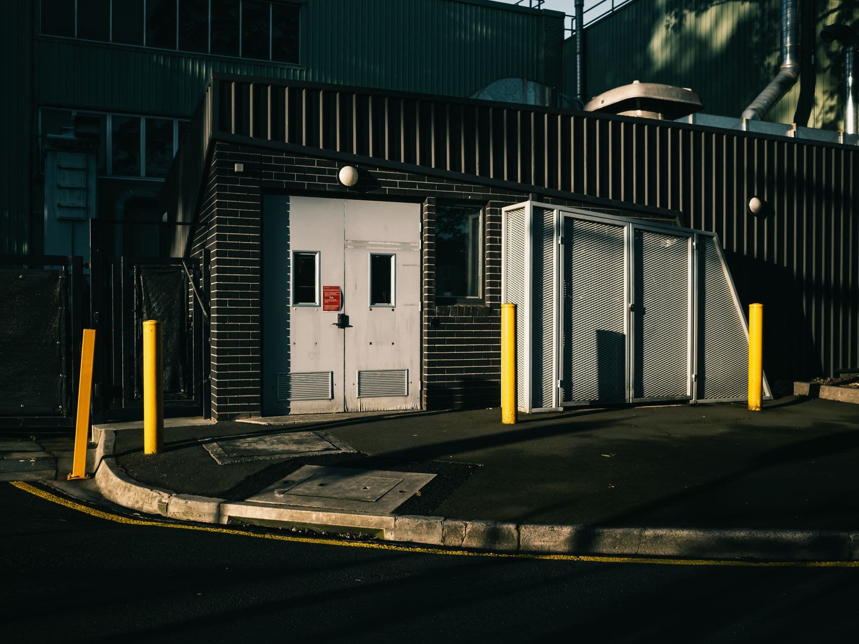Entrée d'un centre de garde-meuble avec portail sécurisé et caméra