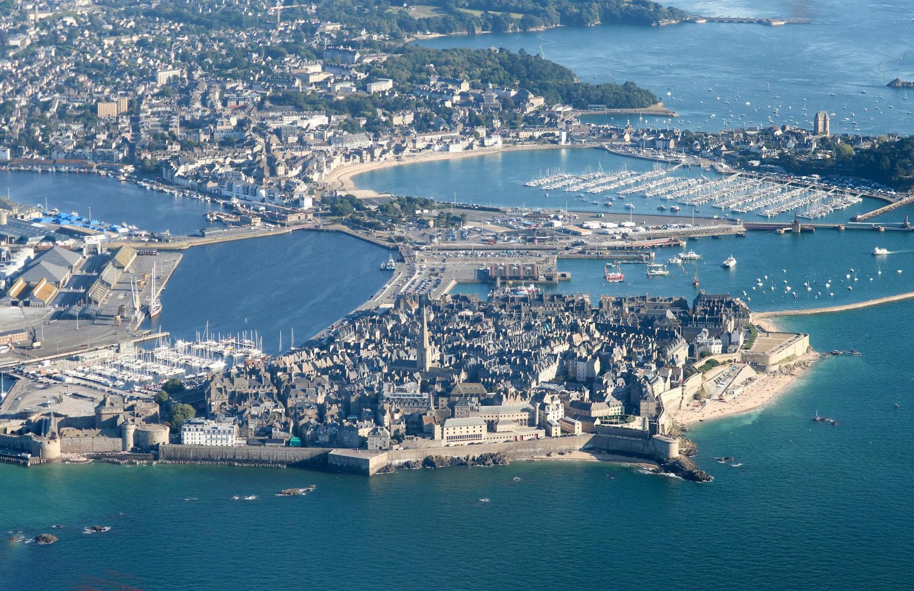 Vue panoramique des quartiers de Brest avec le port et la rade en arrière-plan