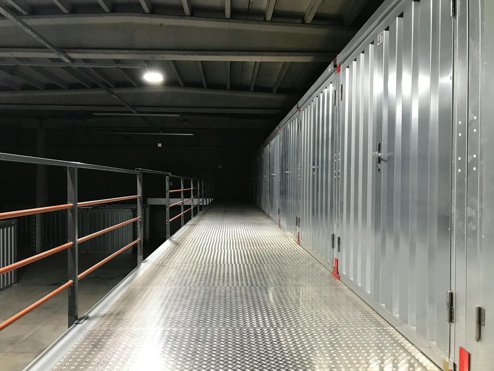 Allée de box de stockage fermés dans un centre garde-meuble à Guipavas