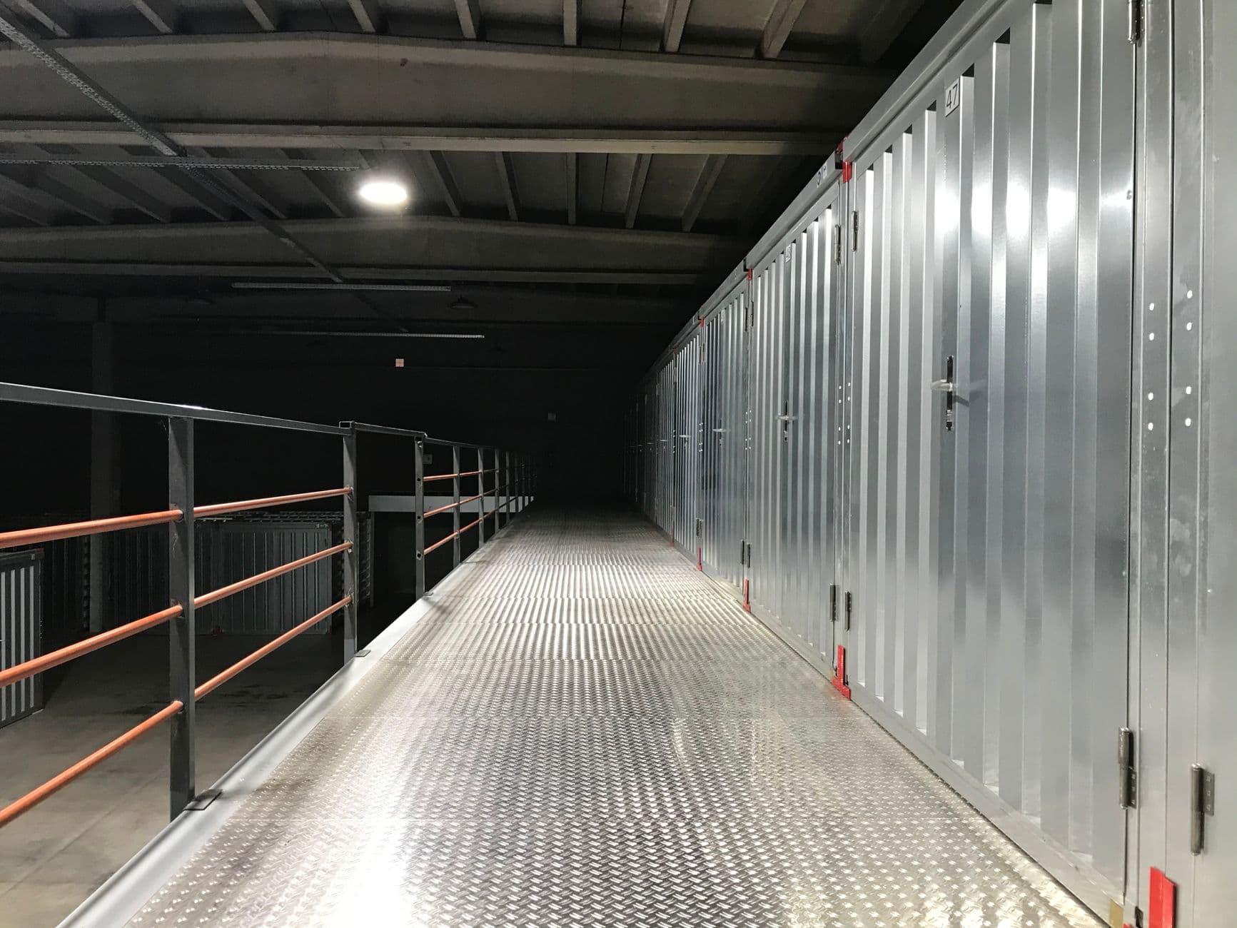 Intérieur propre et éclairé d'un couloir de garde-meuble avec box individuels