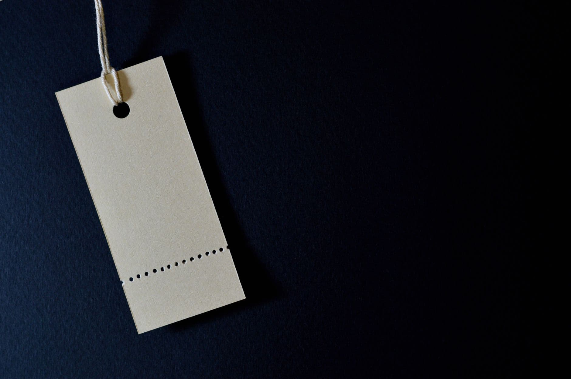 Cadenas sur porte de box de stockage avec étiquette de prix en euros